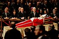 در حال تشییع جنازه پاپ ژان پل دوم به‌همراه جرج دبلیو بوش، لورا بوش و بیل کلینتون