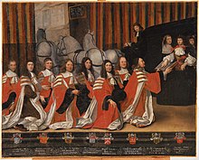 Au premier plan, huit hommes habillés de manteaux rouges agenouillés. À droite un jeune homme la main sur un livre, devant un carosse tiré par des chevaux
