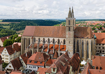Igreja luterana de Santiago Maior em Rothenburg ob der Tauber, fotografada do alto da torre da prefeitura. (definição 4 454 × 3 119)