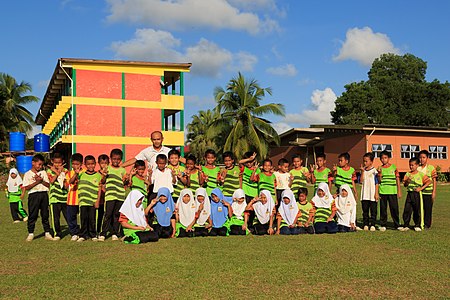 Ученици у Манили, главном граду Филипина позирају за време часа физичког васпитања. Манила је образовни центар Филипина још од колонијалног периода и поред великог броја високошколских установа, броји 71 јавну основну школу и 32 јавне средње школе.