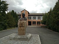 Пам'ятник Вахтангу Чіковані перед будівлею НВК