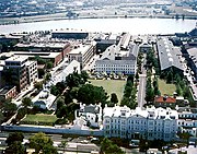 Till vänster: Washington Navy Yard sett från söder 1985, i bakgrunden skymtar Kapitolium. Till höger: Sett från norr, 1990.