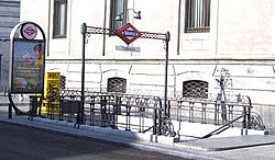 アントニオ・パラシオス（Antonio Palacios）設計の典型的なマドリード地下鉄の入口、トリブナル駅