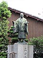 Estatua del monje budista Nichiren. A él se le atribuye en algunas fuentes haber dado un Hinomaru al shōgun para que lo portara en batalla durante la invasión mongola.