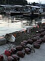 Trappole per catturare polpi allineate su un molo di un porto giapponese