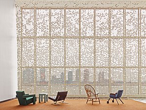 Loungeruimte met onder meer de Utrechtse stoel van Gerrit Rietveld en de Barcelona-stoel van Ludwig Mies van der Rohe