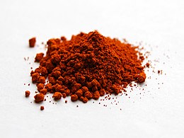 آلیزارین اولین رنگ مصنوعی قرمز بود که در سال ۱۸۶۸ توسط شیمی دانان آلمانی ایجاد شد.