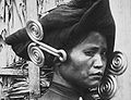 Een Karo Batak vrouw met oorsieraden