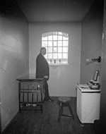 Direktör Sven Axi i en cell i Centralfängelset på Långholmen i Stockholm sedan fönstren förstorats på 1930-talet.