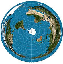 En esta proyección se percibe más la distorsión de las tierras y distancias hacia el borde pues la mayor parte de tierras del mundo está en la mitad septentrional desde el ecuador hasta el borde. El borde es abarcado por el océano Glacial Ártico.