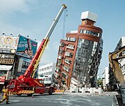 倒壊した建物 (CC BY-SA 2.0)