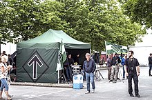 Tiwaz-Runen am Infostand der Nordischen Widerstandsbewegung, Visby, Gotland, Schweden - 2017