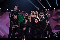 Gruppbild på alla deltagare i första deltävlningen av Melodifestivalen 2024.