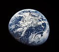 Алғашқы рет адам қолымен 30,000 км қашықтықтан түсірілген Жердің фотосуреті. Авторы — Уильям Элисон Андерс
