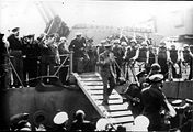 L'ammiraglio Rojas scende dalla nave dopo il Colpo di Stato che ha destituito il presidente Perón