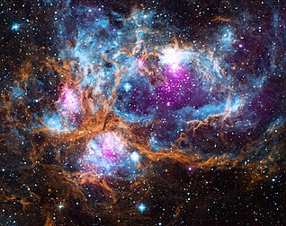 Vista do NGC 6357, um aglomerado estelar aberto com nebulosa na direção da constelação do Escorpião. (definição 3 600 × 2 850)