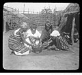 Thumbnail for File:Femmes du Tchad mangeant l'acidé (gâteau de mil).jpg