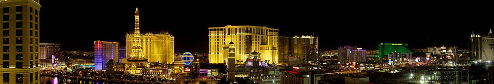 Quang cảnh đêm ở phía nam của Dải Las Vegas với Dự án CityCenter đang xây dựng bên phía tay phải ở dưới