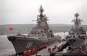 巡洋艦「キーロフ」に掲揚中のソ連海軍の国籍旗。