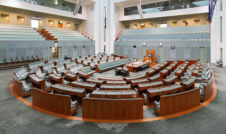 圖為澳大利亞國會大廈內的澳大利亞眾議院議事廳。國會大廈位於澳大利亞首都特區的坎培拉，於1988年的今天開幕。