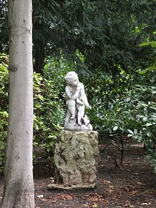 Statue dans le jardin.