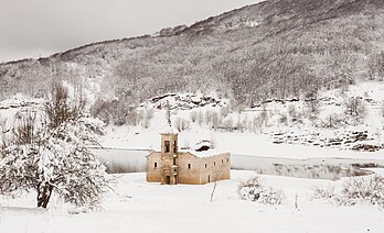 Igreja de São Nicolau, lago Mavrovo, Macedônia do Norte. A igreja data de 1850 e foi submersa no lago em 1953, mas ressurgiu devido à seca ao longo do século XXI. (definição 4 744 × 2 889)