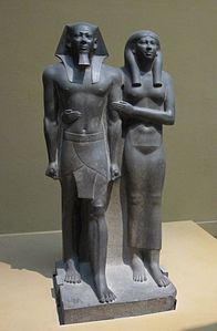 Mykérinos et son épouse, la hauteur du groupe est le double de celle des triades. 53,3 × 180 cm. Musée de Boston.