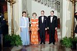 Statsminister Ingvar Carlsson och hustrun Ingrid tillsammans med USA:s president Ronald Reagan och hustrun Nancy vid inträdet till statsbanketten i Vita huset den 9 september 1987.