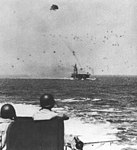 Um Kamikaze, na distância, indo atingir um navio americano.