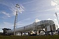 Eng Falcon 9 gëtt no engem Test fir den Transport vun der Startramp an den Hangar virbereet