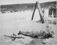 Død amerikansk soldat på stranden i Normandie (stor versjon)