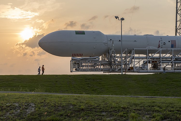 Ракета носитель Falcon 9 v1.1 со спутником TürkmenÄlem 52°E на пути из сборочного цеха на стартовый комплекс на Мысе Канаверал