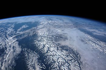 Orbitando sobre o Golfo do Alasca, em direção à Costa Oeste dos Estados Unidos, um astronauta a bordo da Estação Espacial Internacional tirou este panorama olhando para o norte em direção à paisagem coberta de neve das montanhas da costa do Canadá (centro da imagem), as Montanhas Rochosas canadenses (extrema direita) e a Ilha Vancouver (inferior esquerdo). (definição 4 928 × 3 280)