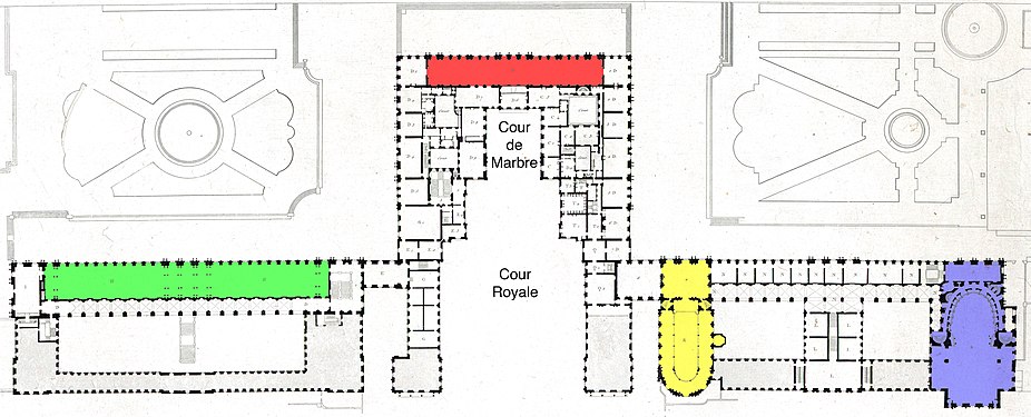Mappa del primo piano (c. 1837, col nord a destra) che mostra la Galleria degli Specchi in rosso, la Galleria delle Battaglie in verde, la Cappella Reale in giallo e l'Opéra in blu