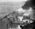 Cubierta del USS Saratoga después del impacto de un avión el 21 de febrero de 1945.