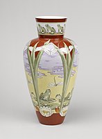Décoration d'un vase avec grenouilles, nénuphars et libellules pour Villeroy & Boch (ca. 1896)
