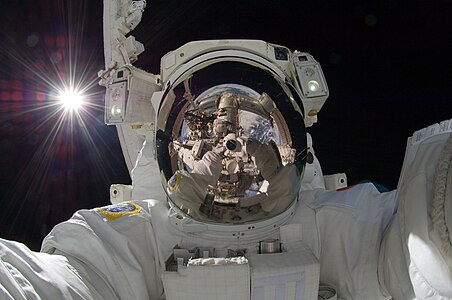 Астронаут Јапанске агенције за аерокосмичко истраживање Акихико Хошиде, користећи дигиталну камеру, фотографисао је визир своје кациге током изласка у отворени свемир.
