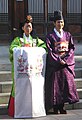 2006 йылдың ноябрендә традицион корей туйы. Кәләш корей кейемендә һәм кейәү ҡытай костюмында, Берләшкән Силла короллеге заманынан алып һарай чиновниктары һәм король яҡындары шулай уҡ кейенгән