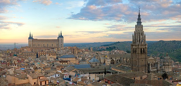 Gün doğumunda Toledo'nun panoramik manzarası, sağ tarafında Toledo Katedrali, sol tarafında Alcázar görünmektedir. (Üreten:Diliff)