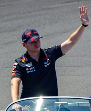 Max Verstappen saludant al públic present al circuit Paul Ricard, abans del GP de França 2022