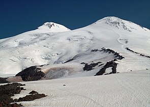 Cele două vârfuri ale muntelui Elbrus și traseul normal de pe versantul sudic