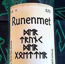Flaschenetikett eines "Runenmet" (Met mit Kirschsaft): "Der Trunk der Goetter". - Aufnahme von 2017