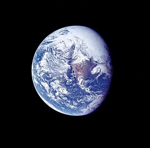 Снимок Земли, сделанный во время полёта «Аполлона-16» к Луне. Видно западное полушарие. Бо́льшая часть территории США свободна от облаков