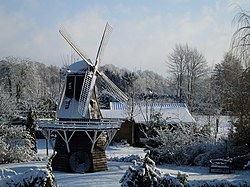Moinho de vento no município de Aalten, na província de Guéldria, após uma nevasca.