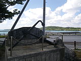 本部港の潜水母艦「迅鯨」鎮魂碑。後方に瀬底島を望む。