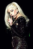 Lady Gaga ao vivo na Antuérpia durante a The Born This Way Ball.