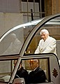 Papa Benedetto XVI, sulla papamobile, indossa la greca il 31 dicembre 2011