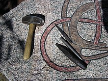 Runensteinwerkzeug auf Werk des schwedischen Runensteinritzers Kalle Dahlberg
