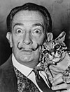 Salvador Dalí im Jahr 1965 mit seinem zahmen Ozelot, den er als Haustier hielt. Der legendäre gezwirbelte Schnurrbart war vermutlich Diego Velásquez abgeschaut.Foto von Roger Higgins