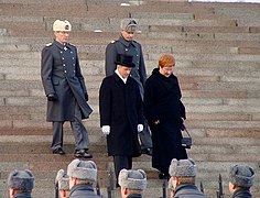 Præsident Sauli Niinistö forlader parlamentet efter at have modtaget sit formandskab med den afgående præsident Tarja Halonen i januar 2012.